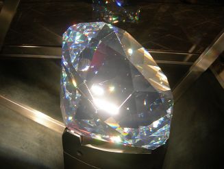 Самый большой хрустальный кристалл в мире занесен в книгу рекордов Гинесса. Вес гиганта - около 60 кг. 